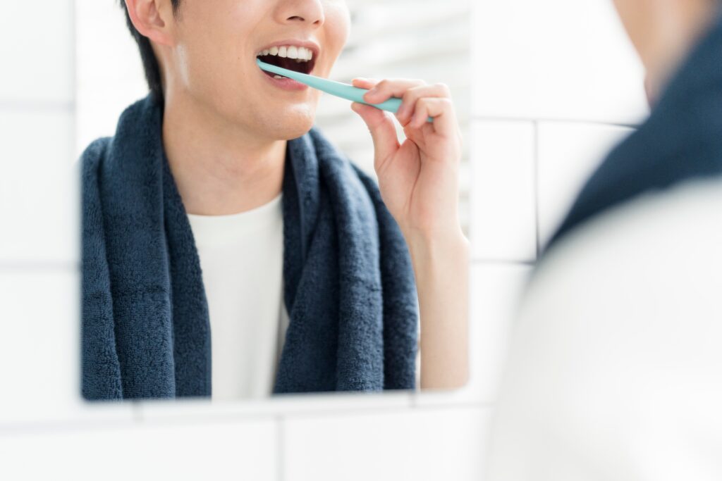 [대전임플란트] 치아 관리: 양치질을 통해 치아건강을 관리중인 남성