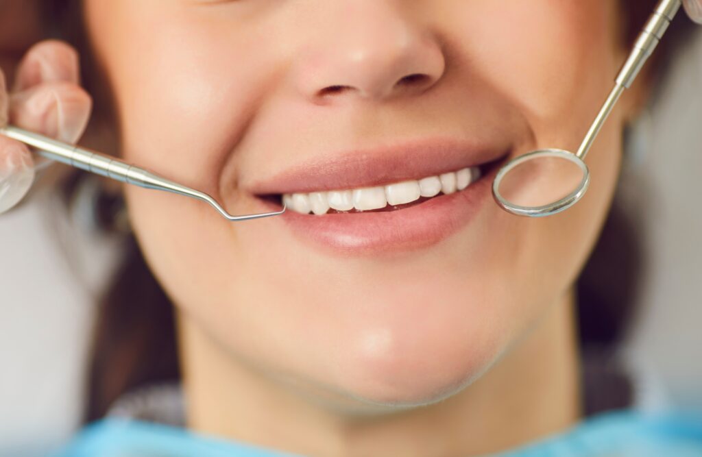 [대전임플란트] 임플란트 관리: 임플란트 관리를 위해 치과 검진을 받고 있는 여성